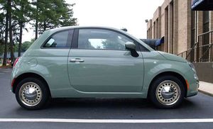 Fiat 500s with retro hubcaps - foto 1