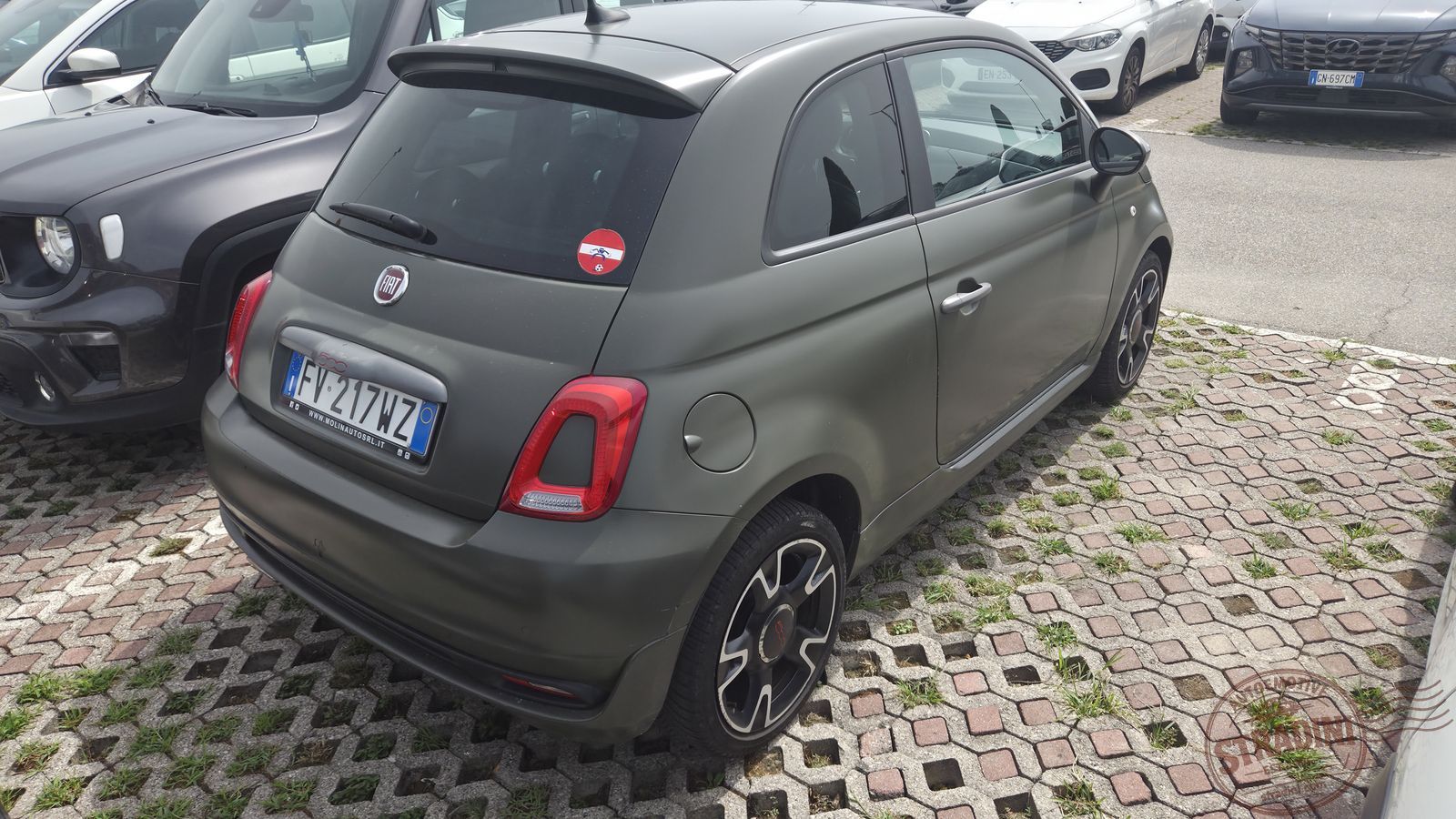 Fiat 500 v khaki zelenej pri Gardalande