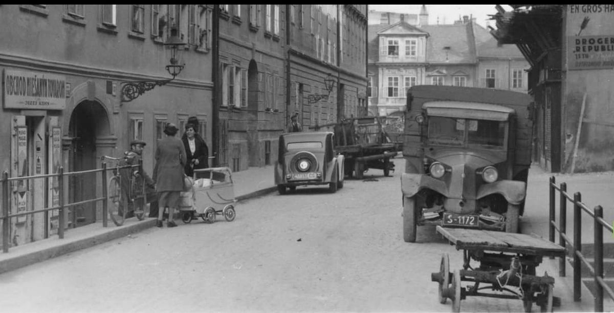 Stará Bratislava, Kolarska ulica (1937), auto so značkou S-1172