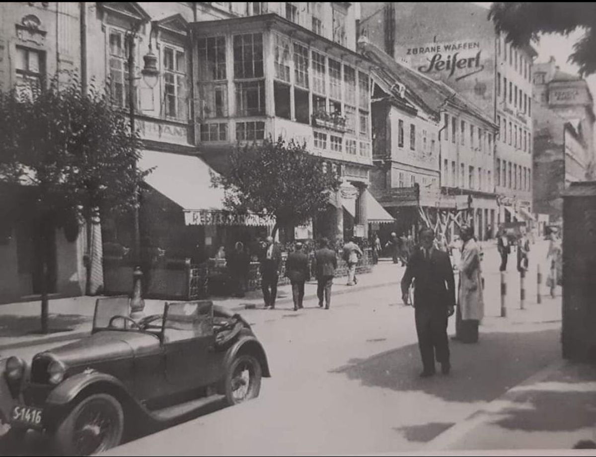 Stará Bratislava, Hviezdoslavovo nám. pred kernom (1932), auto so značkou S-1416