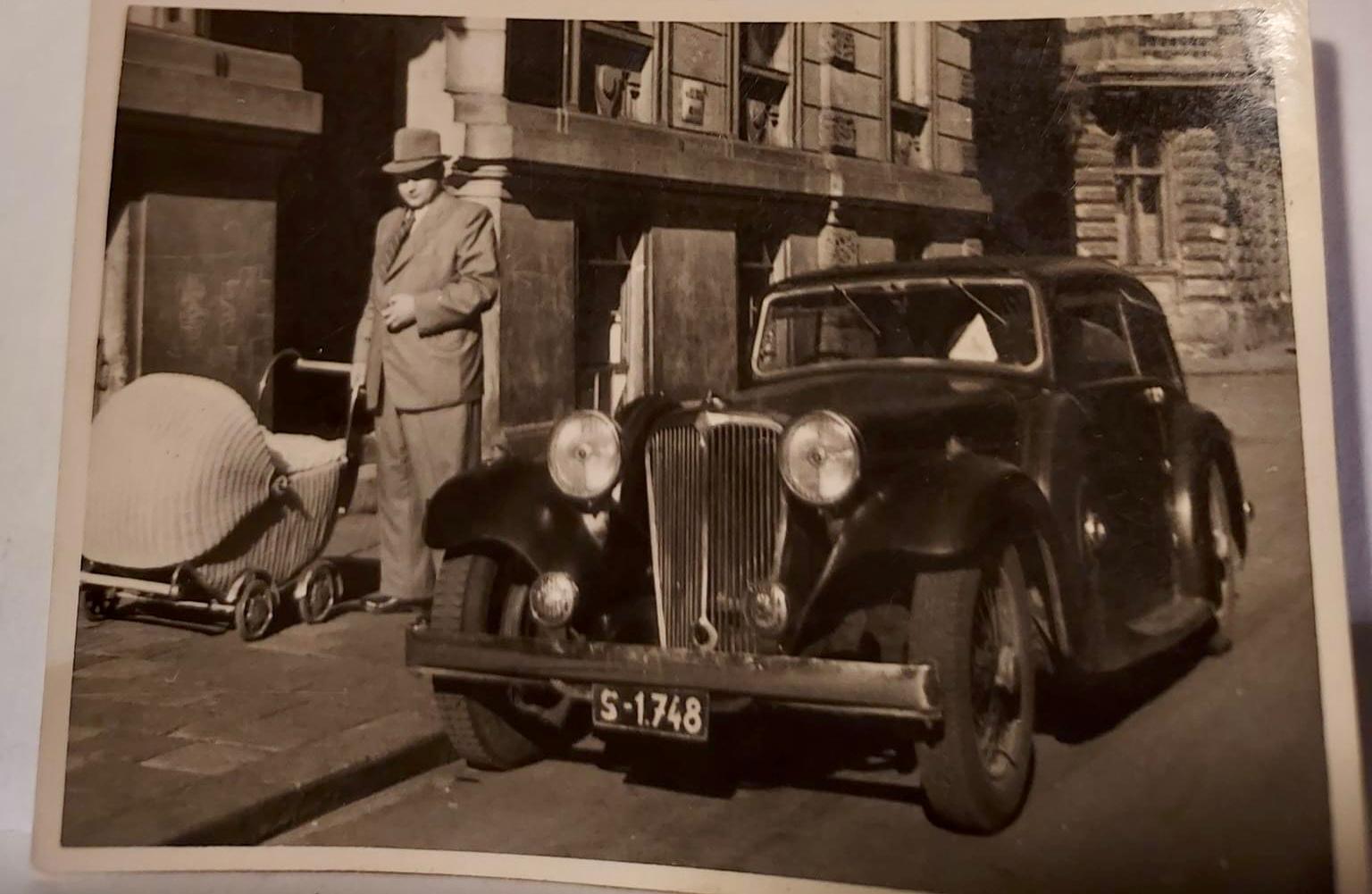 Stará Bratislava, auto so značkou S-1748