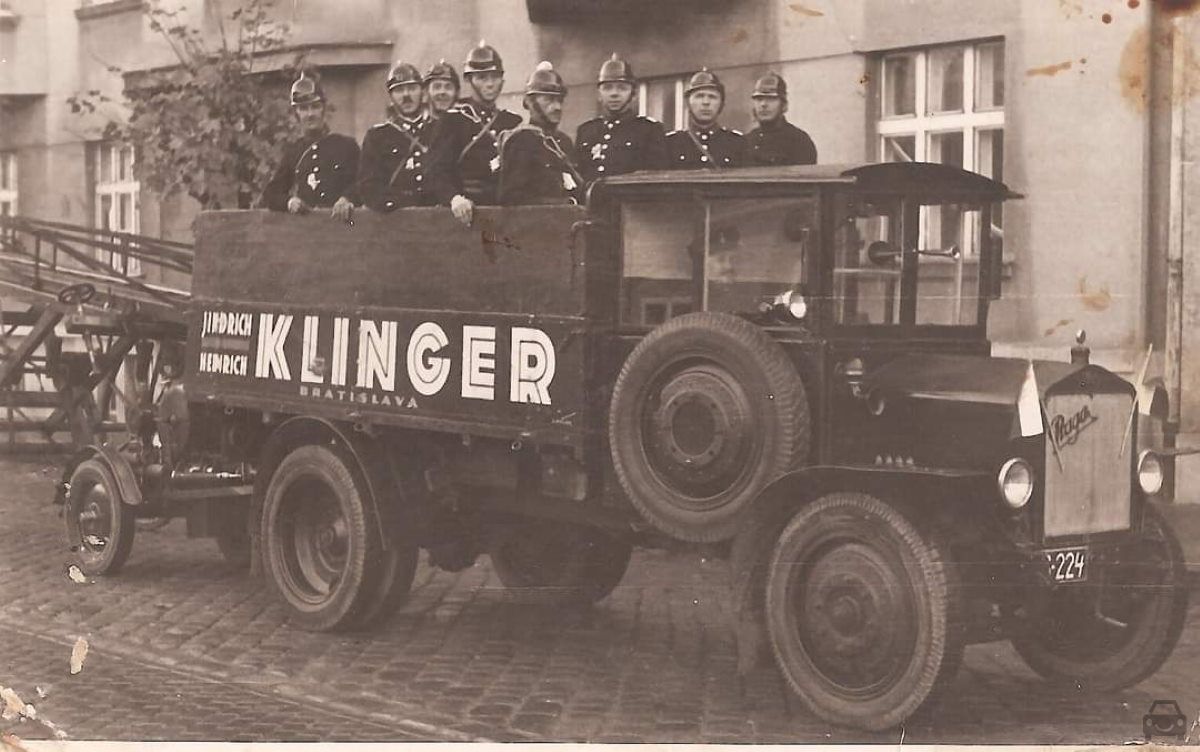Stará Bratislava, Praga, auto so značkou S-224