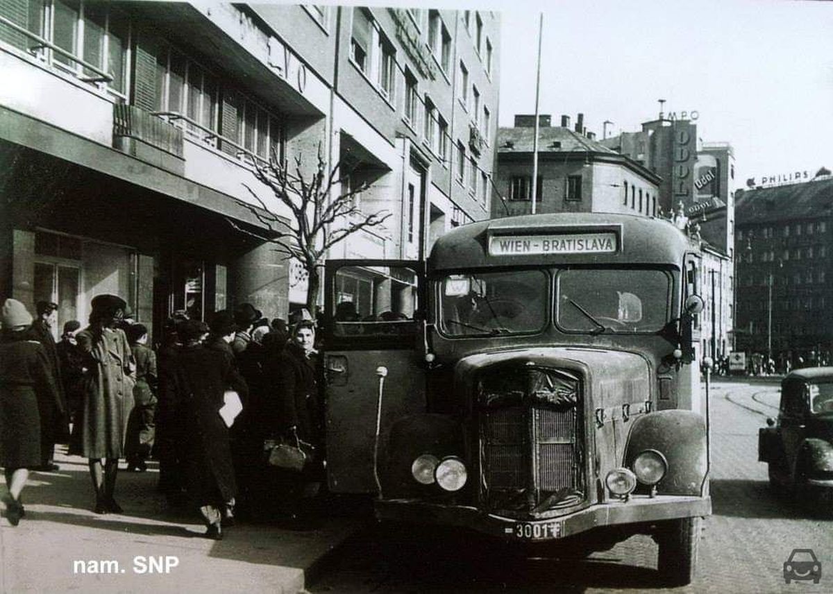 Stará Bratislava, Bus nám. SNP, auto so značkou S-3001