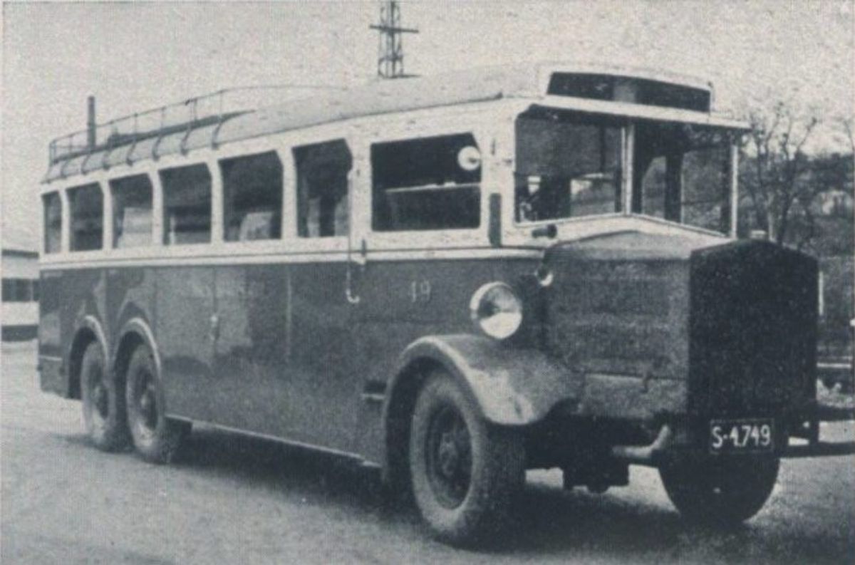 Stará Bratislava, Tatra 24 58 panska venturska, auto so značkou S-4749