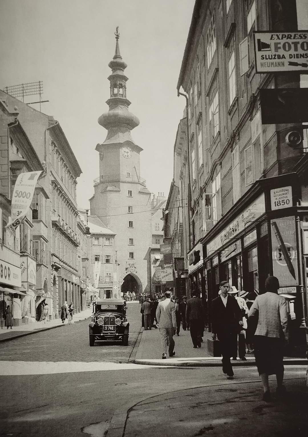 Stará Bratislava, Michalska ul., auto so značkou S-740