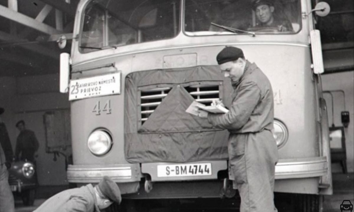 Stará Bratislava, auto so značkou S-BM-4744