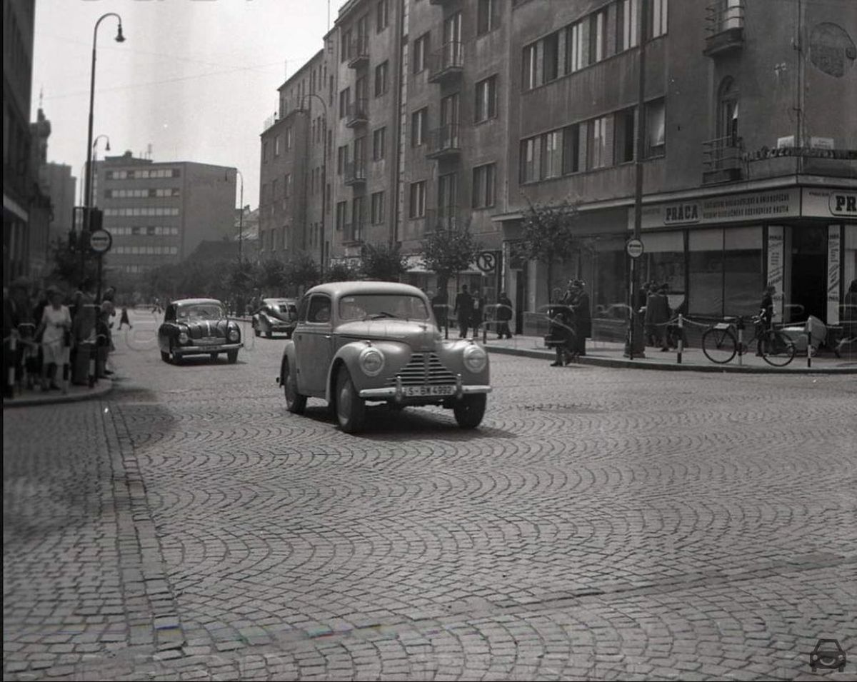 Stará Bratislava, Tudor postova ul., auto so značkou S-BM-4992
