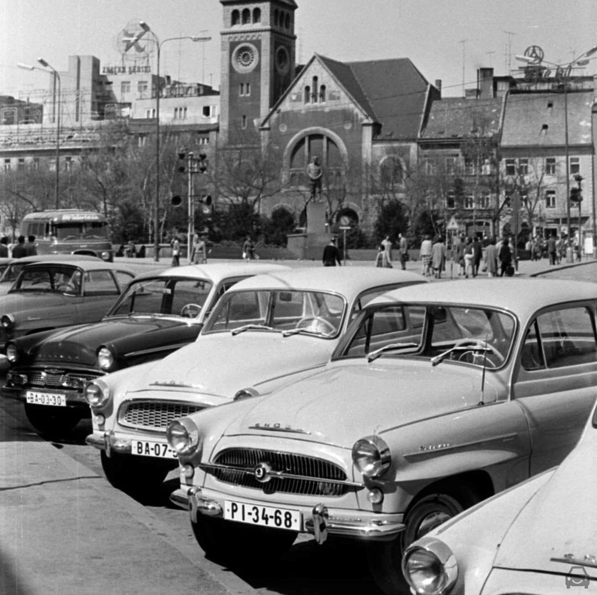 Stará Bratislava, Skoda octavia nám. SNP (1961), auto so značkou PI-34-68