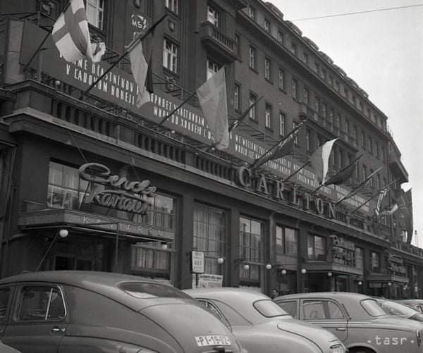 Stará Bratislava, Hotel carlton, auto so značkou PI-19-02