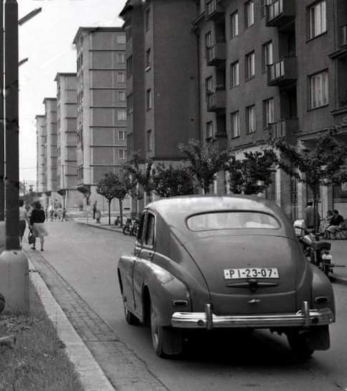 Stará Bratislava, Pagoda bratislava, auto so značkou PI-23-07