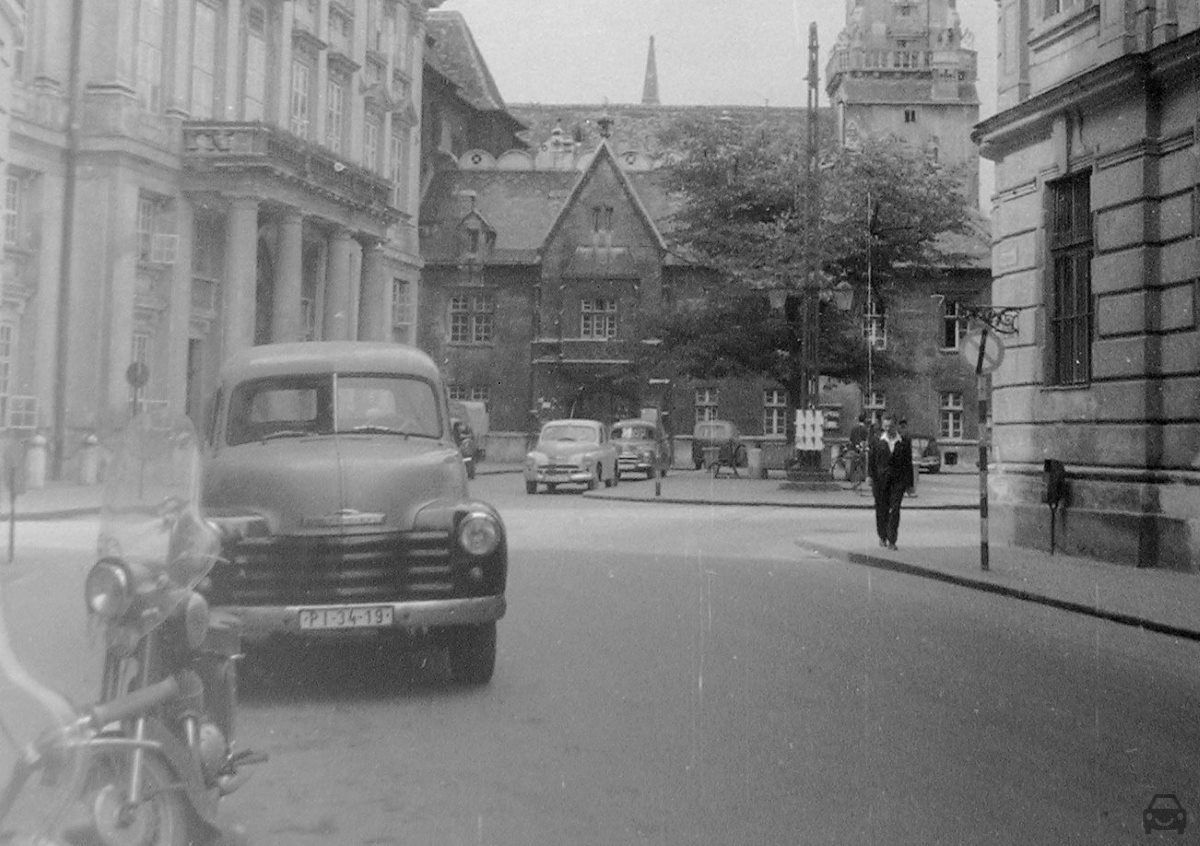 Stará Bratislava, Pagoda primacialne nám., auto so značkou PI-34-19