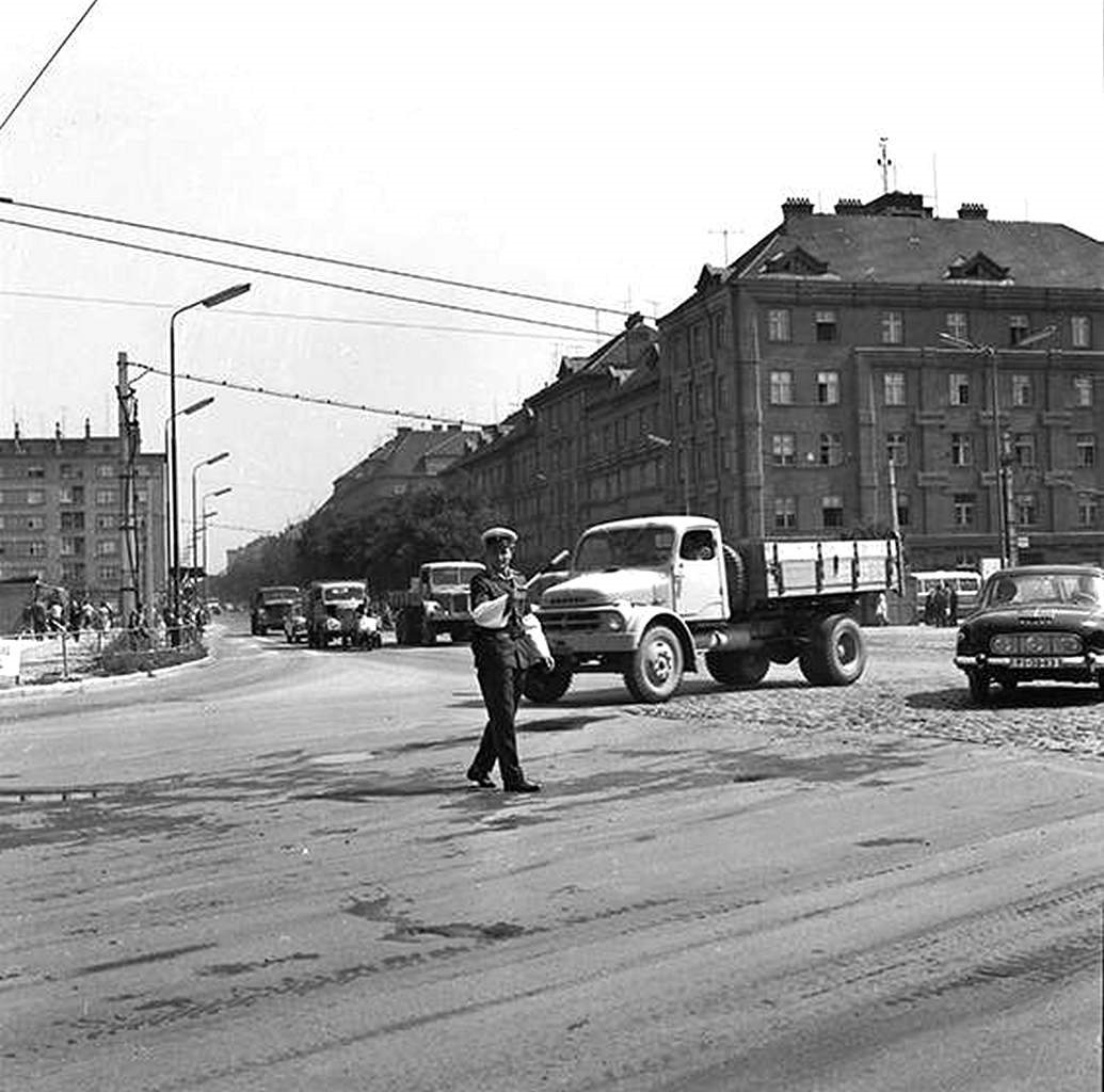 Stará Bratislava, Tatra603, auto so značkou PI-38-43