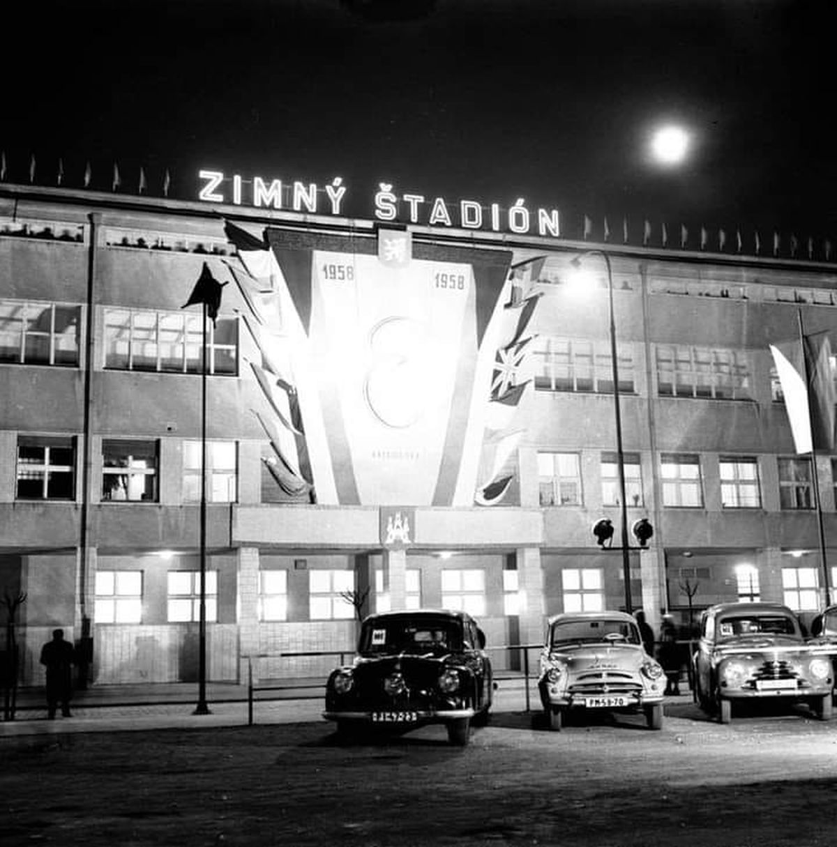 Stará Bratislava, Tehelne stadion tehelne, auto so značkou PI-47-23