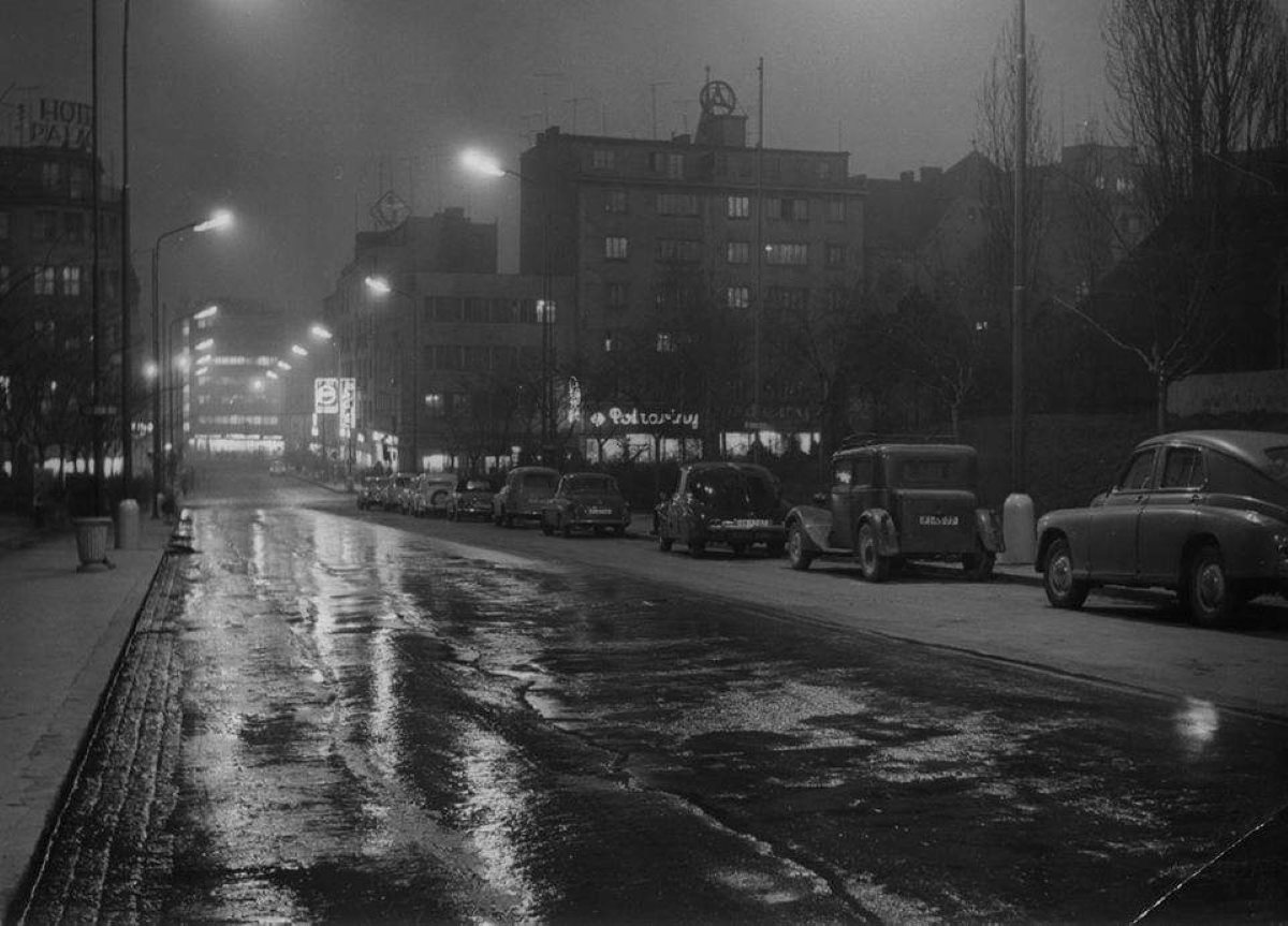 Stará Bratislava, Praga postova ul., auto so značkou PI-55-27