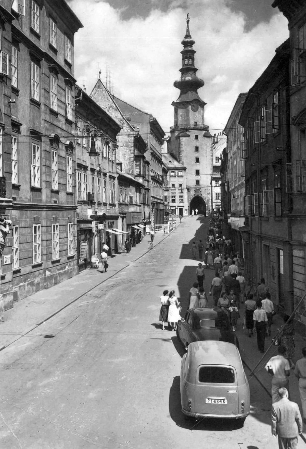 Stará Bratislava, Michalska ulica, auto so značkou PI-66-56