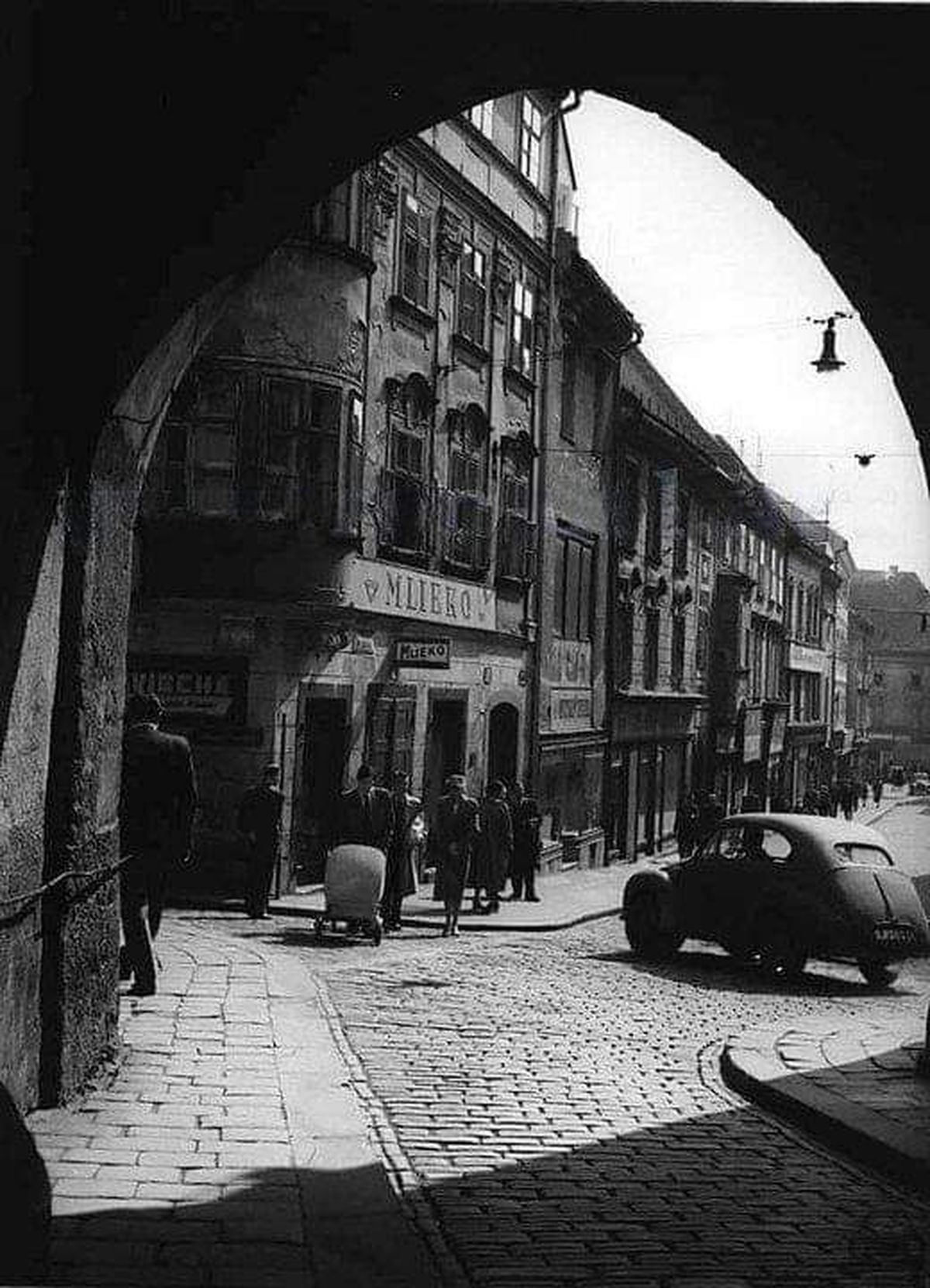 Stará Bratislava, auto so značkou PJ-62-45