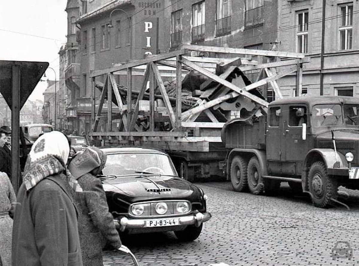 Stará Bratislava, Tatra603, auto so značkou PJ-83-44
