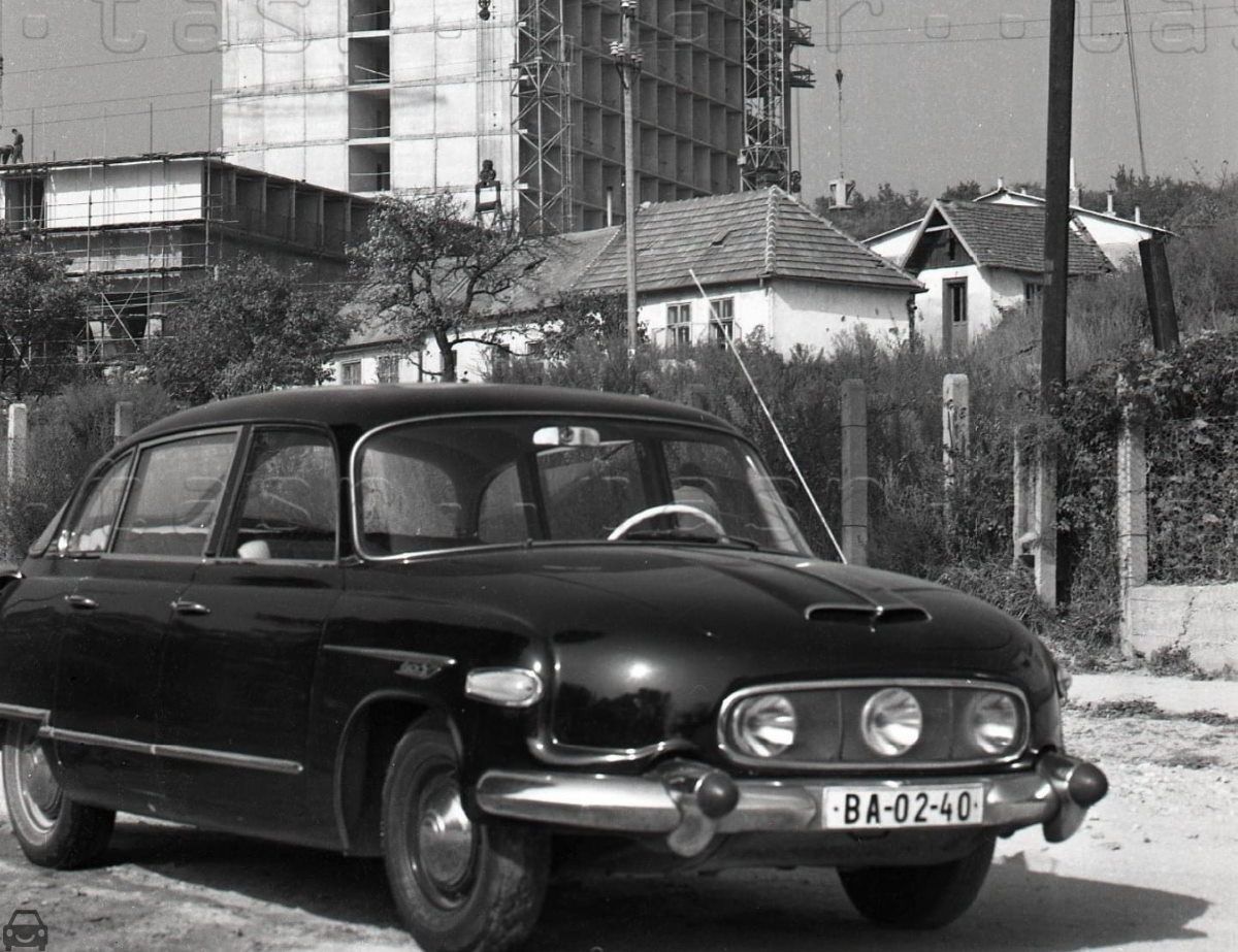 Stará Bratislava, Tatra603 mlynska dolina internat, auto so značkou BA-02-40