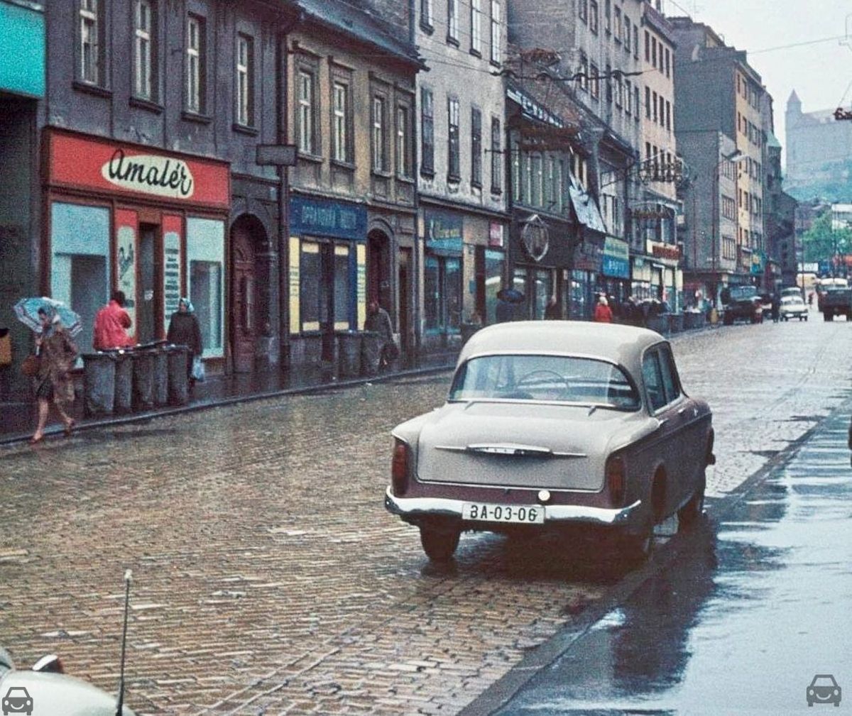 Stará Bratislava, Obchodna, auto so značkou BA-03-06