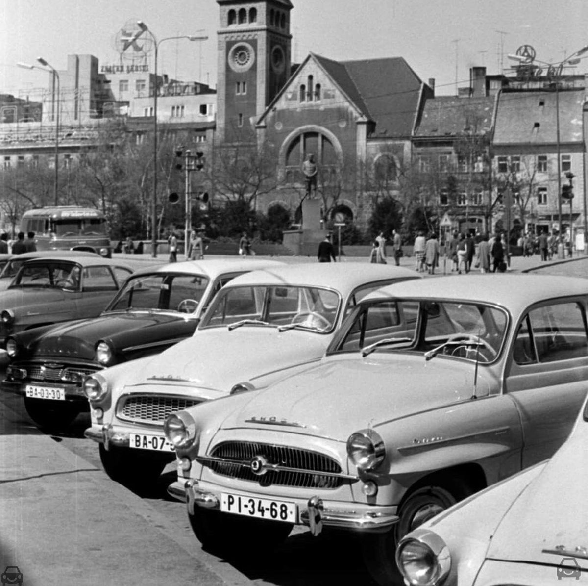 Stará Bratislava, Skoda octavia nám. SNP, auto so značkou BA-03-30