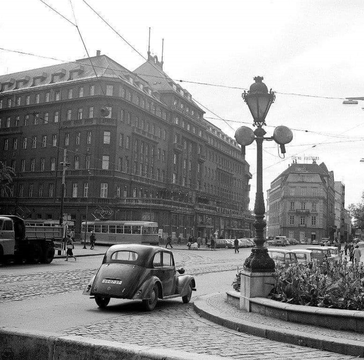 Stará Bratislava, Hviezdoslavovo, auto so značkou BA-07-37
