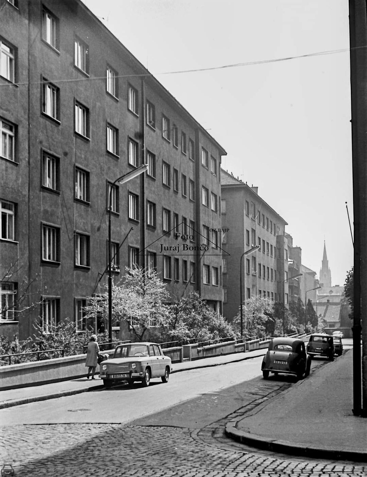Stará Bratislava, Renault 8 belopotockeho, auto so značkou BAA-05-34