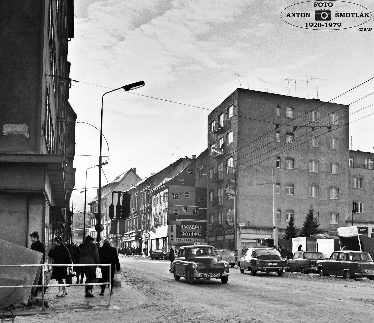 Stará Bratislava, Obchodna ulica, auto so značkou BAA-47-19