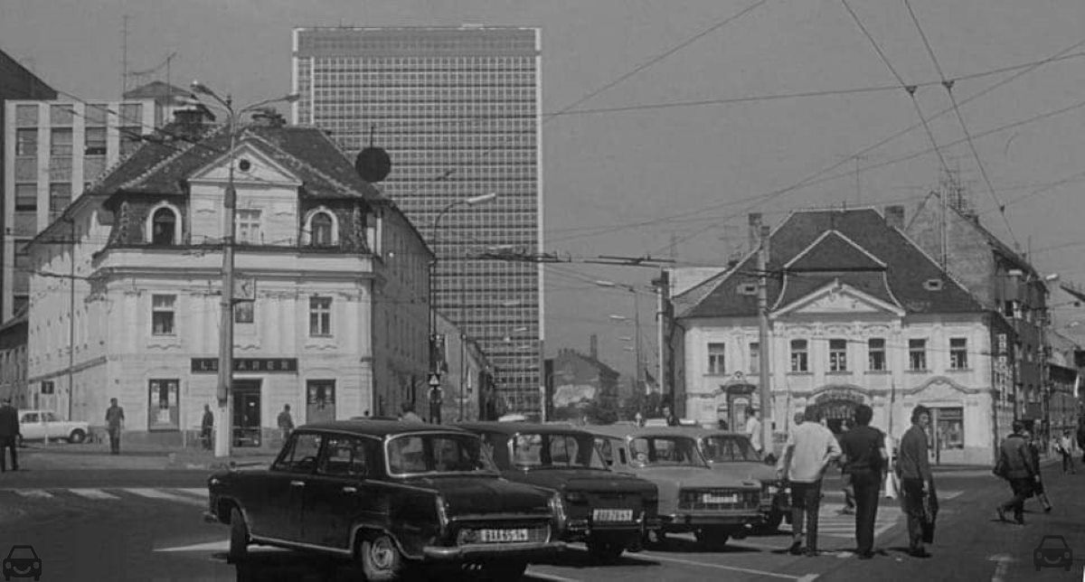 Stará Bratislava, Skoda1100 kolarovo nám., auto so značkou BAA-65-14