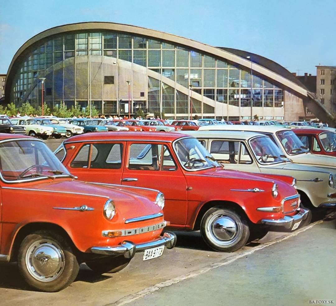 Stará Bratislava, Skoda 100 pasienky, auto so značkou BAA-97-73