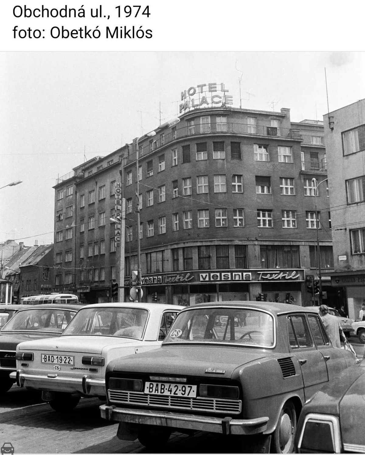 Stará Bratislava, Skoda 100 obchodna, auto so značkou BAB-42-97
