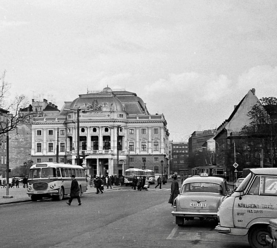 Stará Bratislava, Volha hviezdoslavovo nám., auto so značkou BAB-48-26