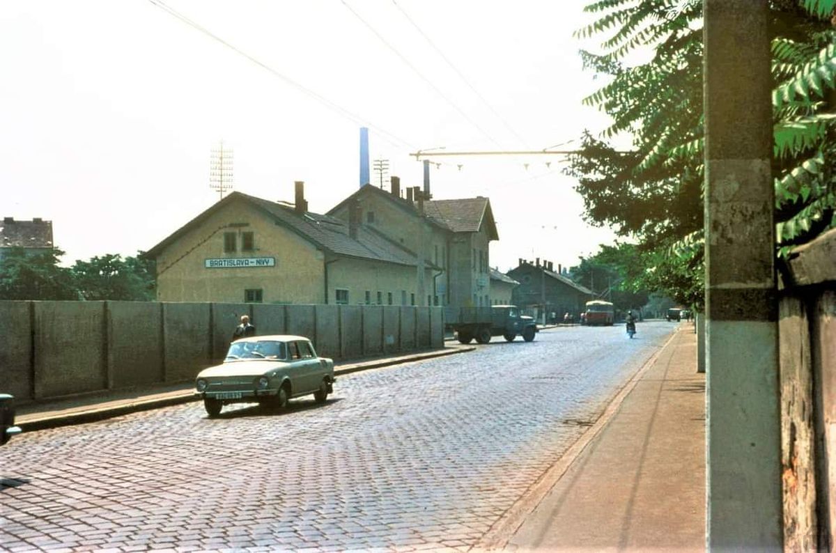 Stará Bratislava, Skoda 100 nivy, auto so značkou BAC-49-41
