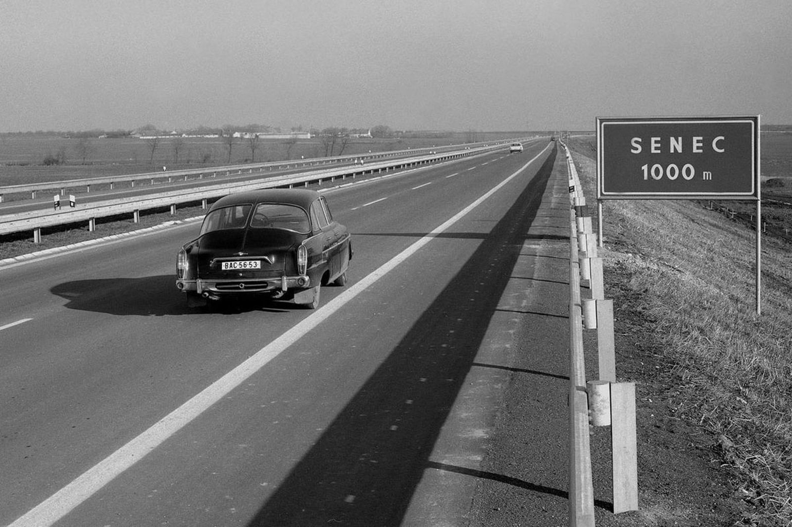 Stará Bratislava, Tatra 603 dialnica senec, auto so značkou BAC-56-53