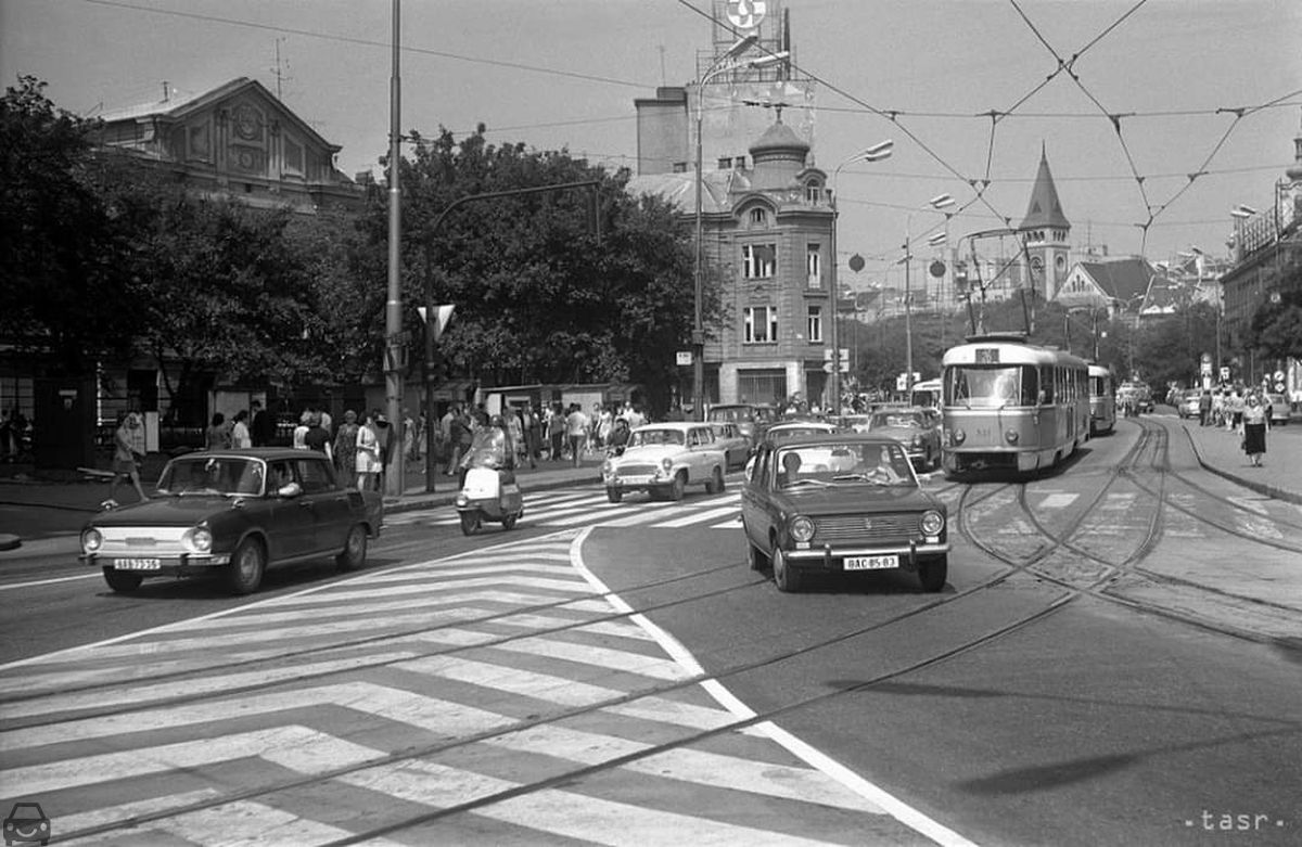 Stará Bratislava, Vaz nám. SNP, auto so značkou BAC-85-83