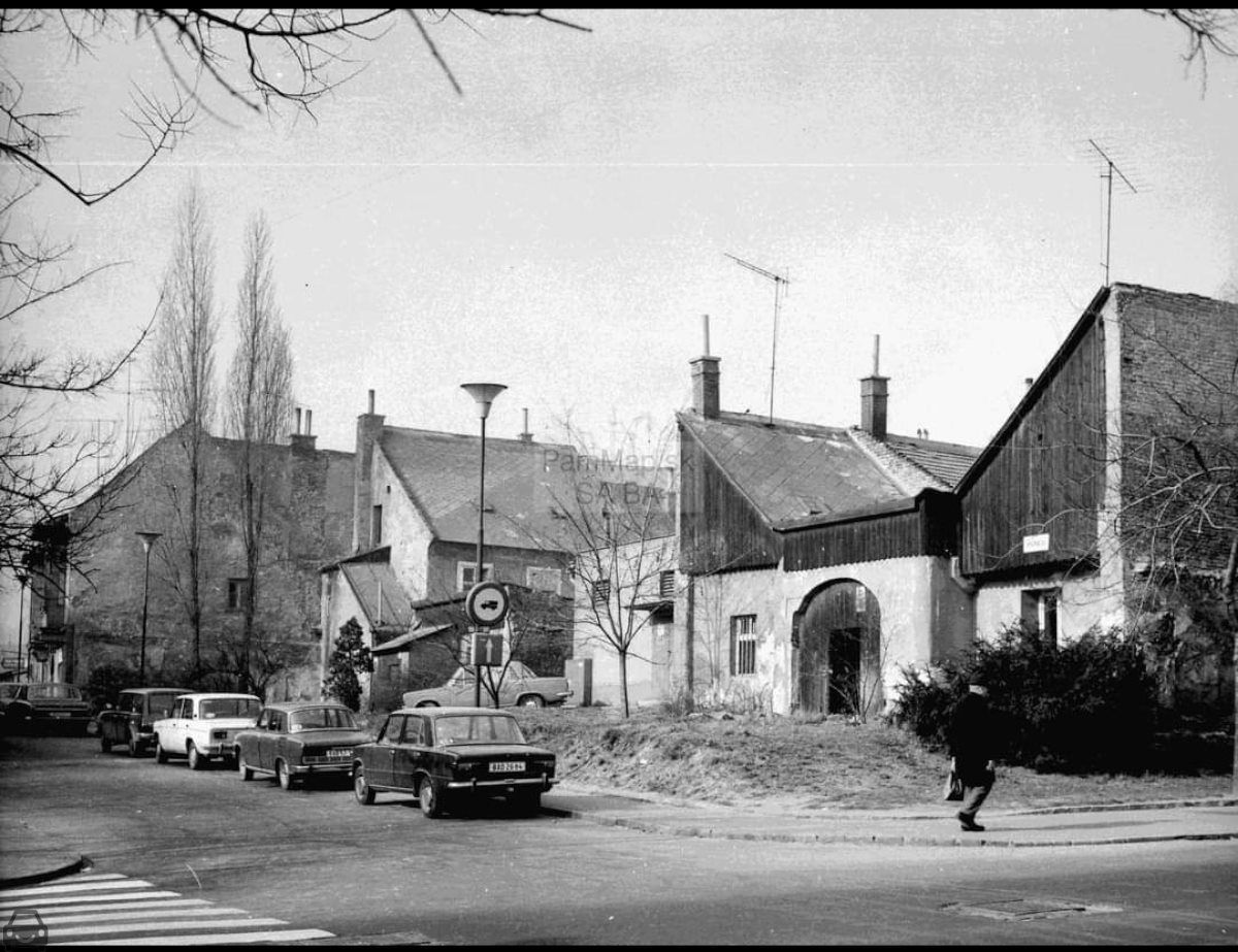 Stará Bratislava, Vaz vysoka postova, auto so značkou BAD-26-84