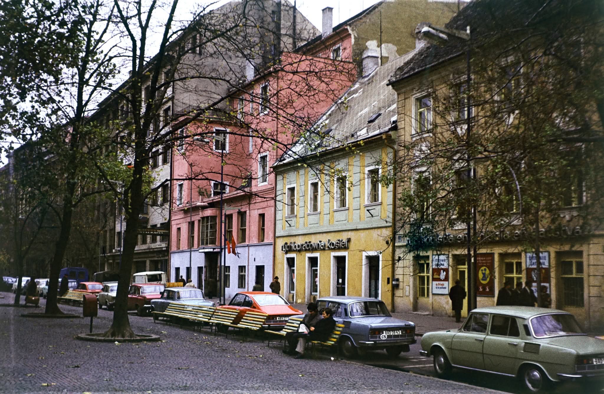 Stará Bratislava, Skoda 100 hviezdoslavovo, auto so značkou BAD-35-45