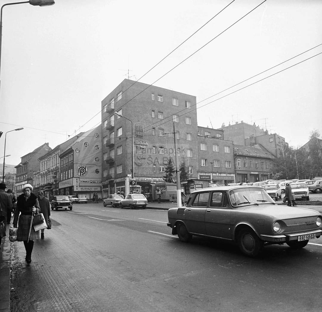 Stará Bratislava, Skoda 100 obchodna, auto so značkou BAE-58-03