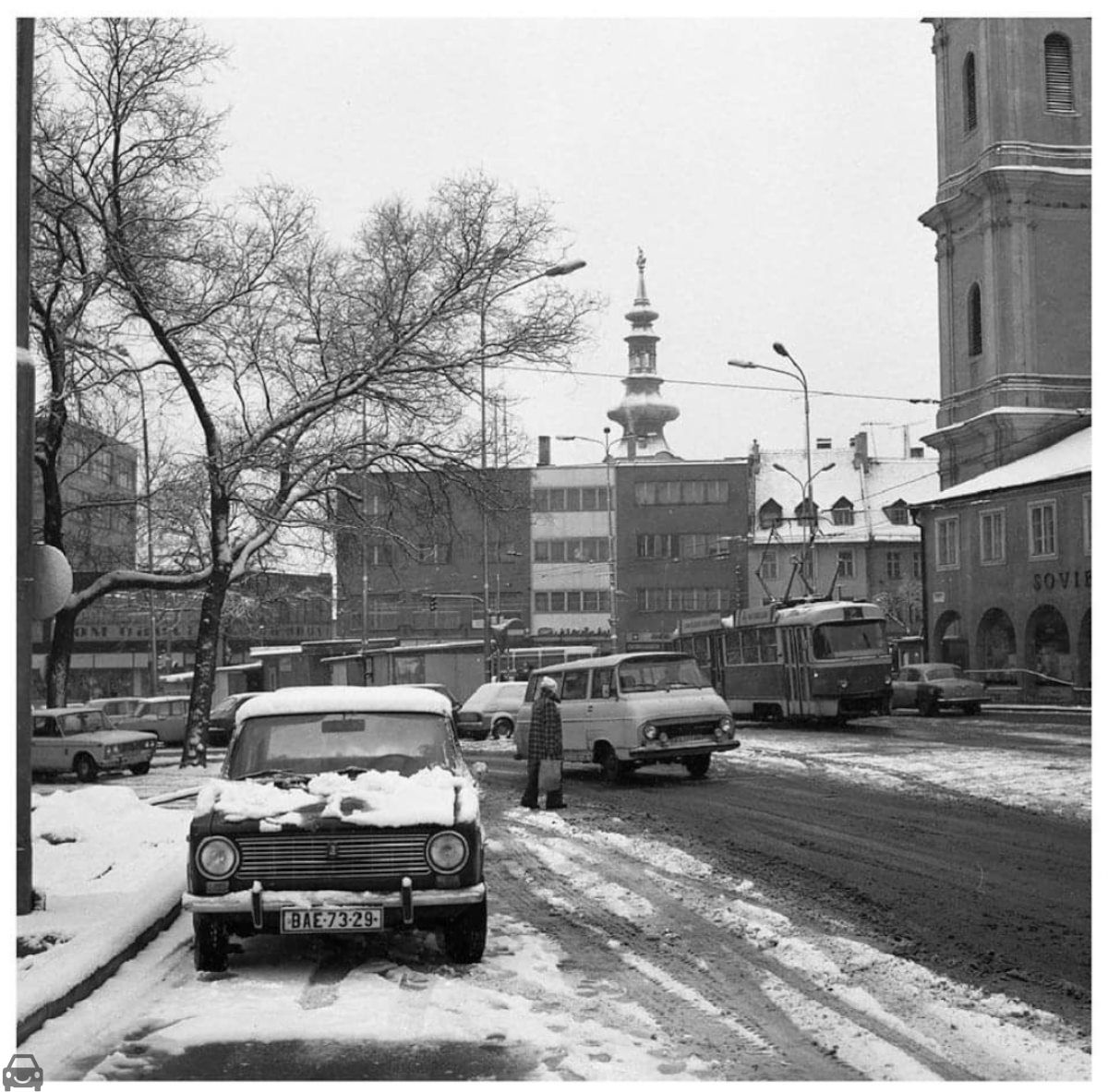 Stará Bratislava, Vaz hurbanovo nám., auto so značkou BAE-73-29