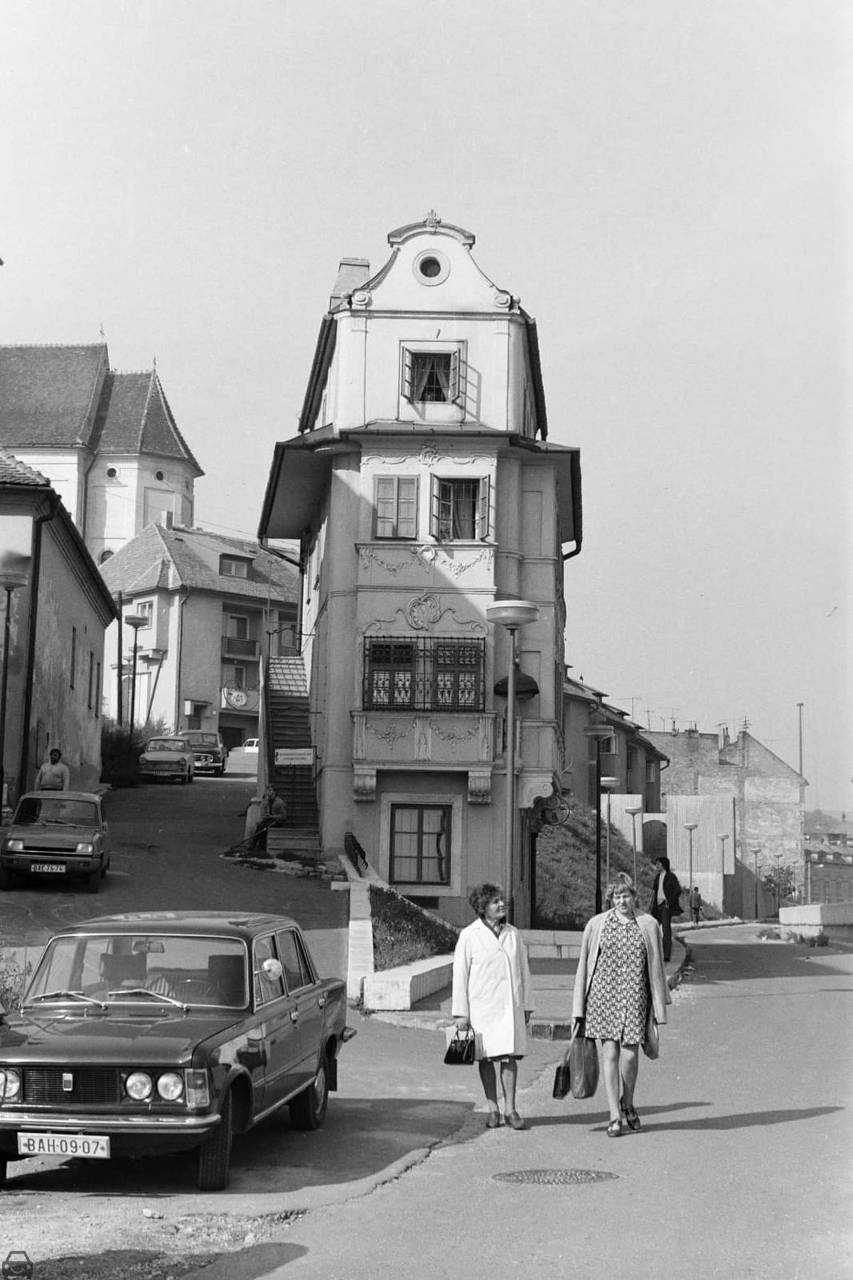 Stará Bratislava, Renault 5, auto so značkou BAE-74-74