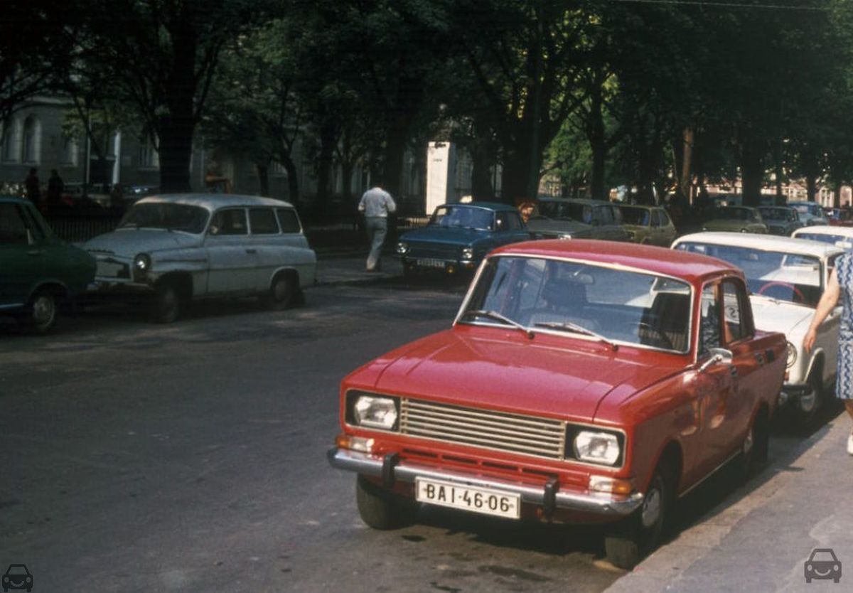 Stará Bratislava, Moskvic jakubovo nám. (1977), auto so značkou BAI-46-06
