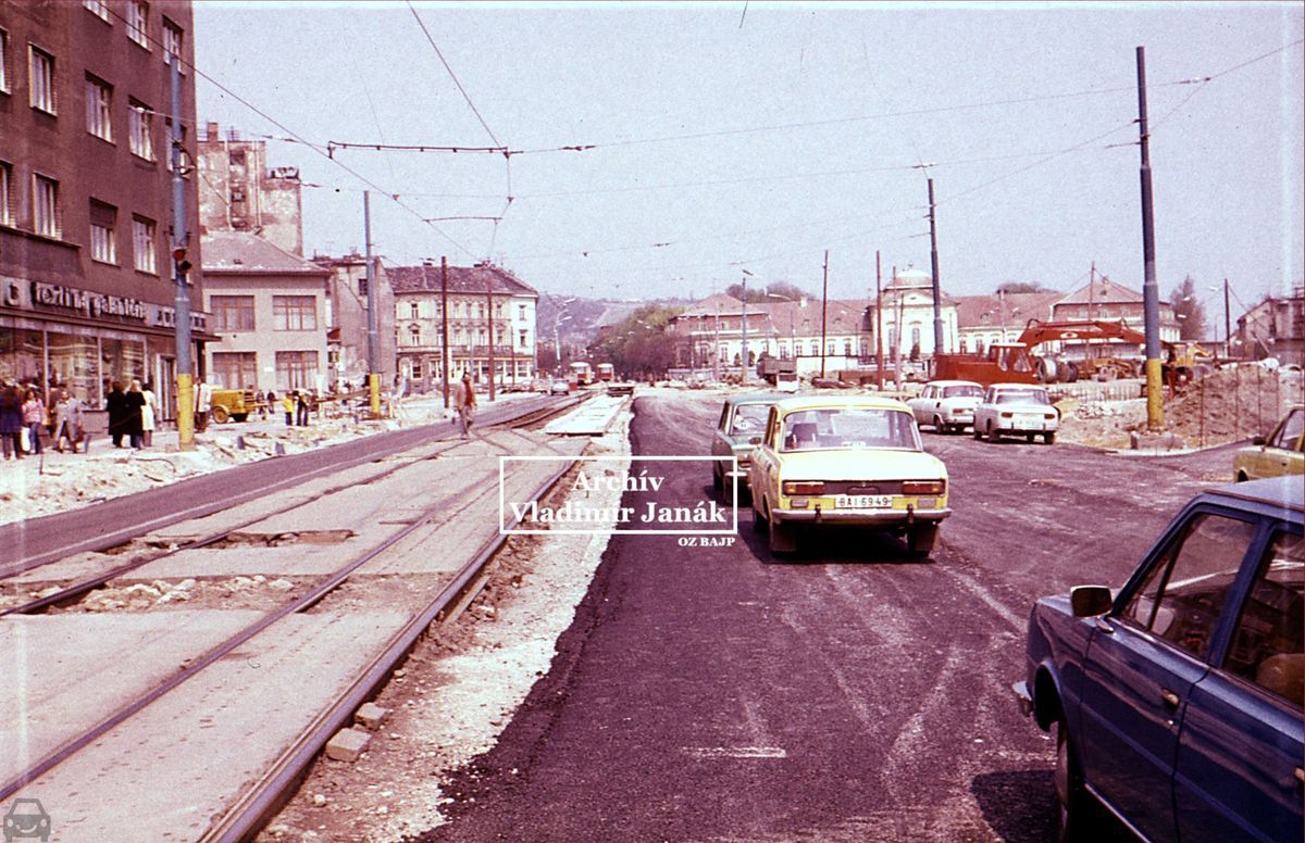Stará Bratislava, Moskovich mierove nám., auto so značkou BAI-69-49