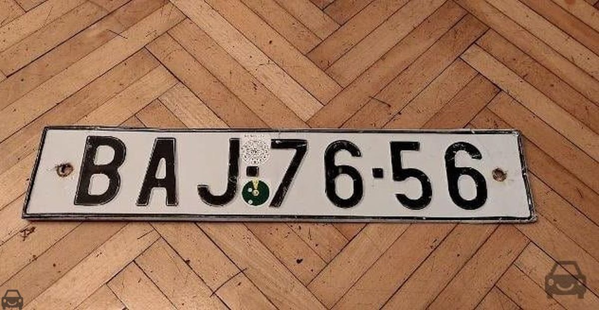 Stará Bratislava, auto so značkou BAJ-76-56