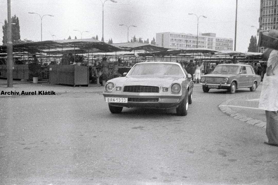 Stará Bratislava, Mileticova, auto so značkou BAN-13-33