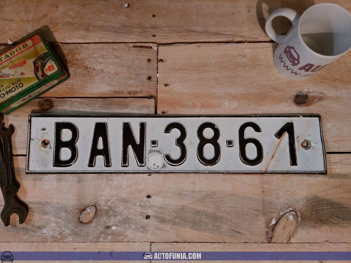 Stará Bratislava, auto so značkou BAN-38-61