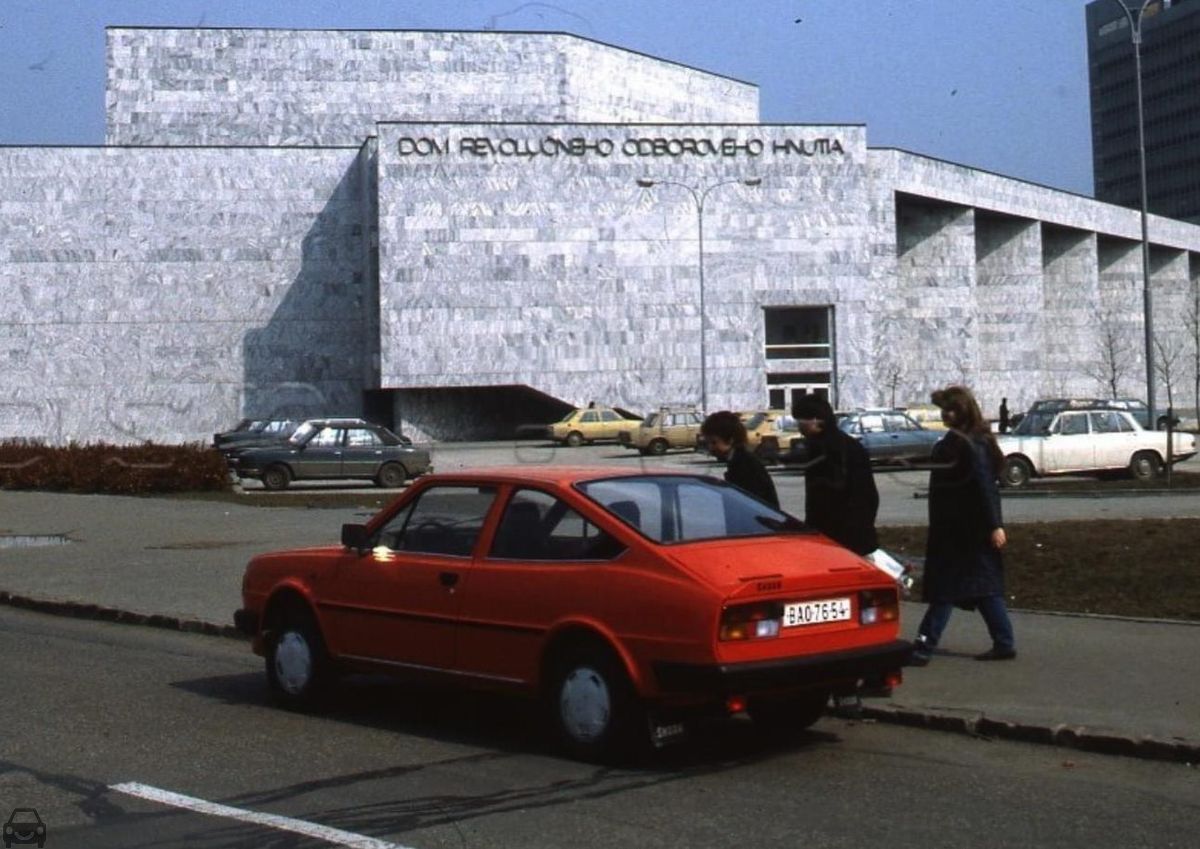 Stará Bratislava, Skoda rapid trnavske nám., auto so značkou BAO-76-54