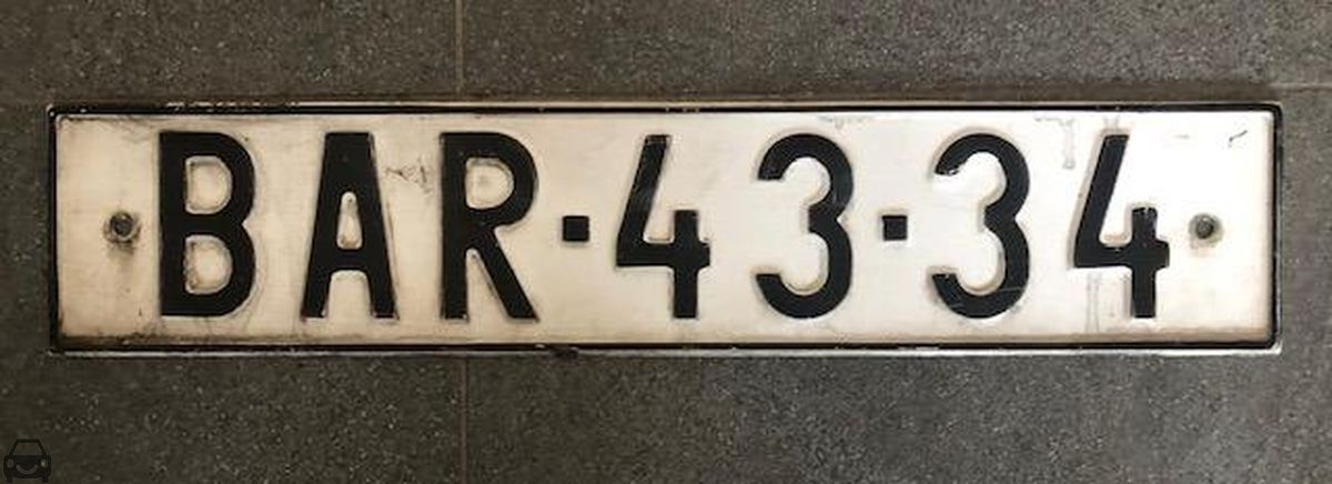 Stará Bratislava, auto so značkou BAR-43-34