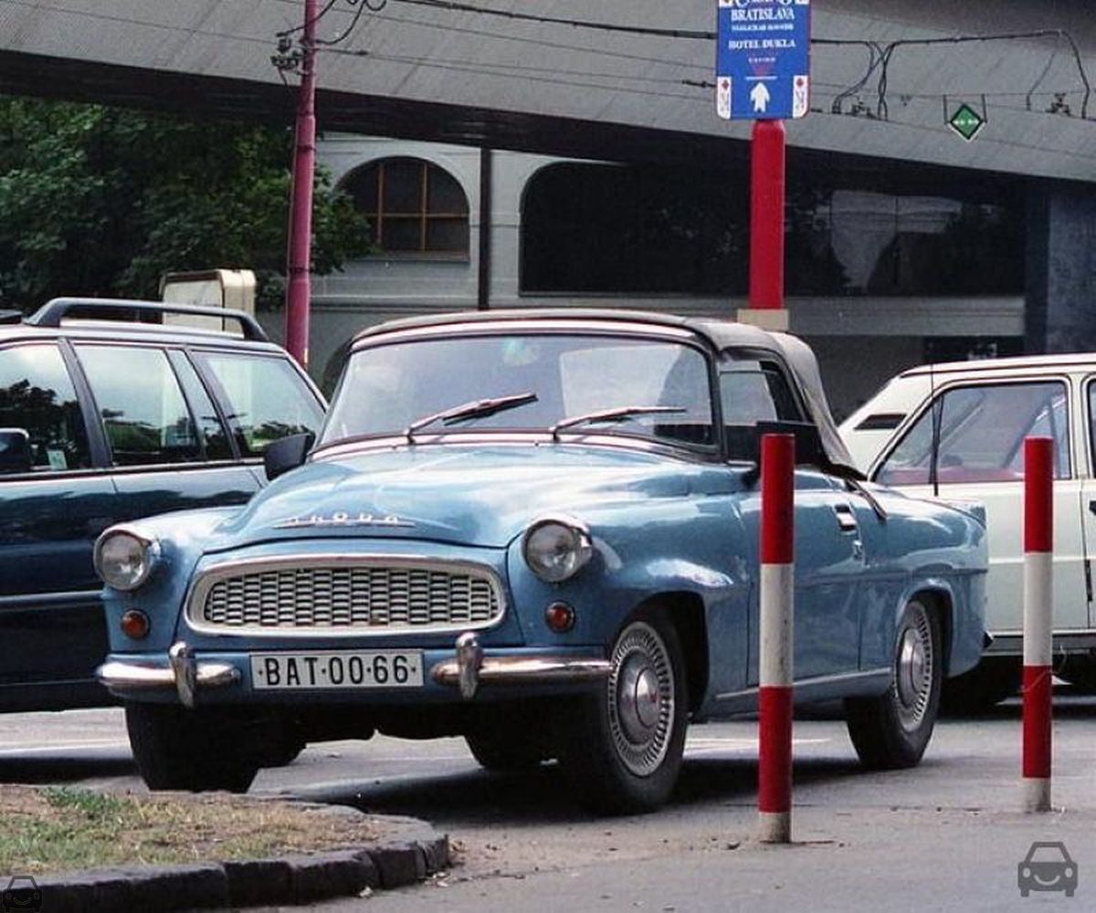 Stará Bratislava, Skoda felicia nabrezie, auto so značkou BAT-00-66