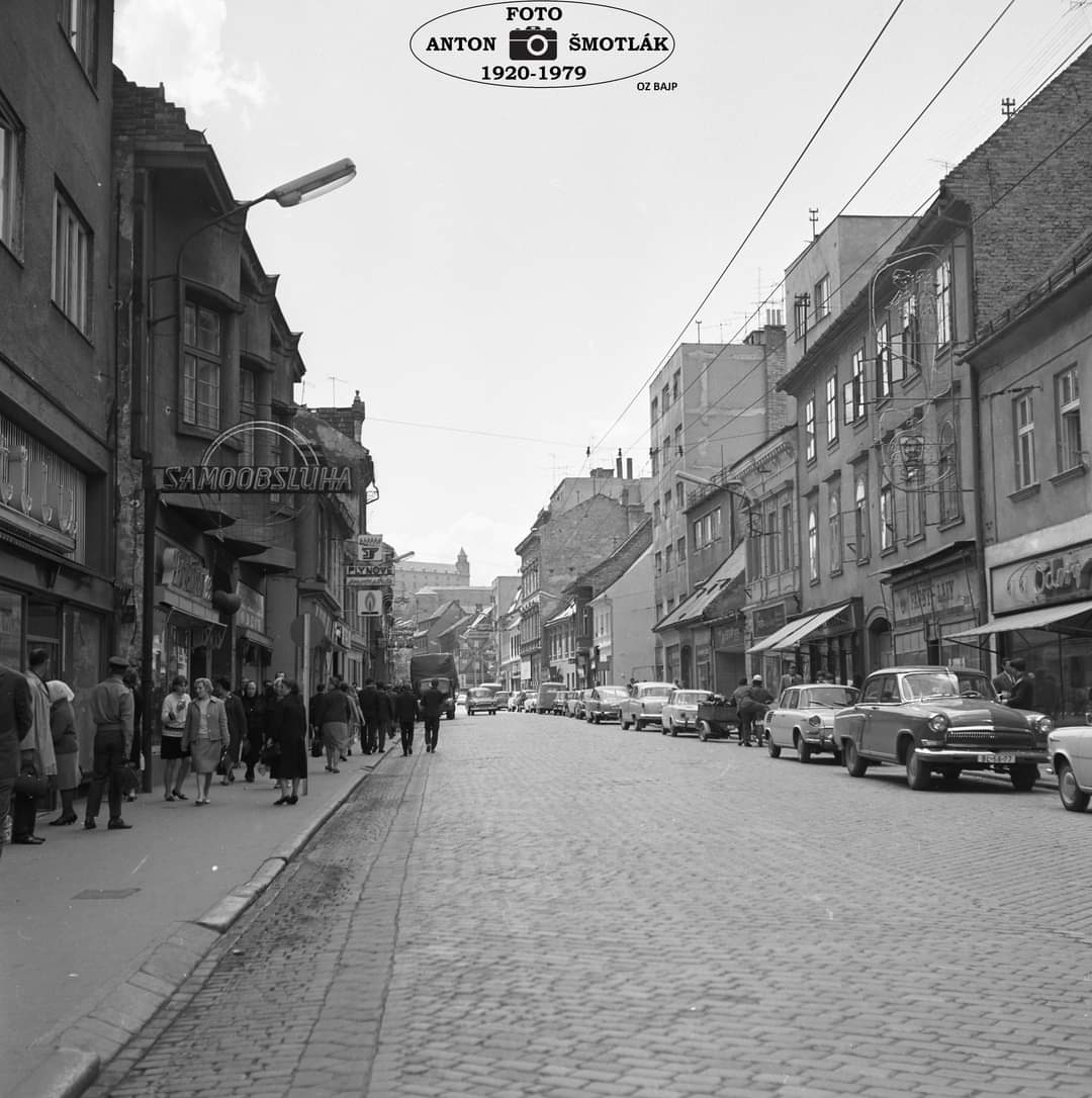 Stará Bratislava, Obchodna, auto so značkou BL-58-23