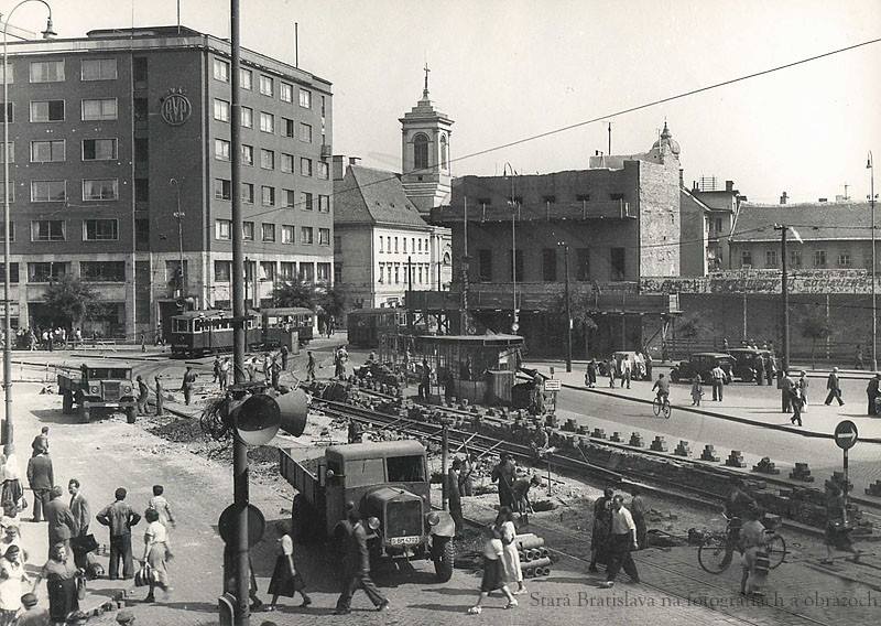 Stará Bratislava, Kamenne namestie (1950), auto so značkou S-BM-4779