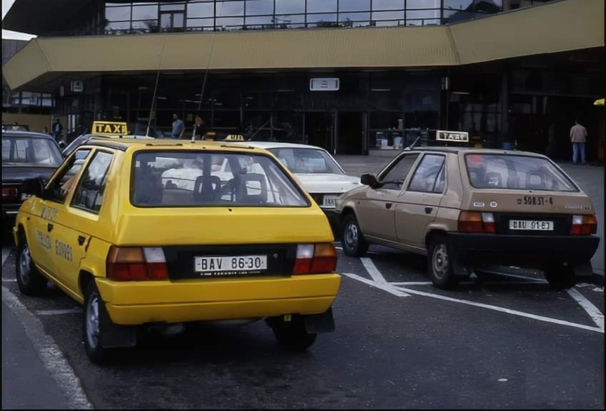 Stará Bratislava, Skoda favorit hlavna stanica, auto so značkou BAV-86-30